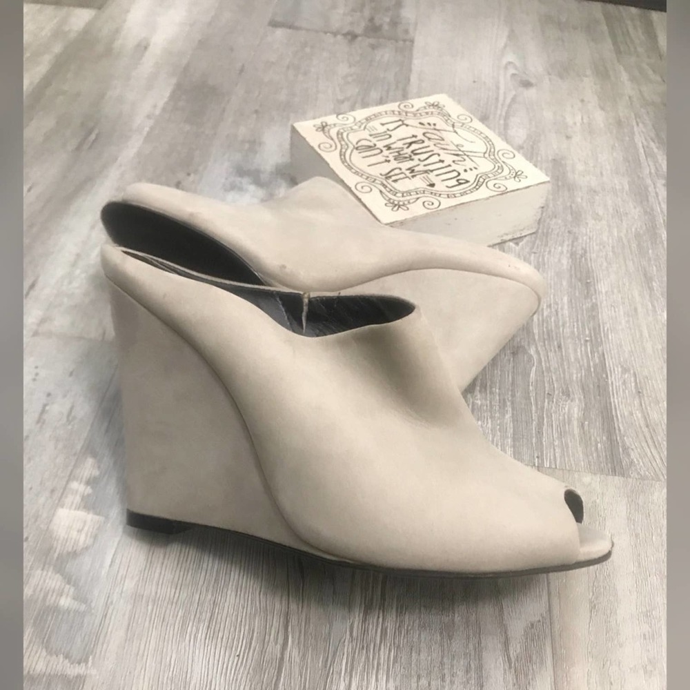 Schultz gray leather wedge    #024-11